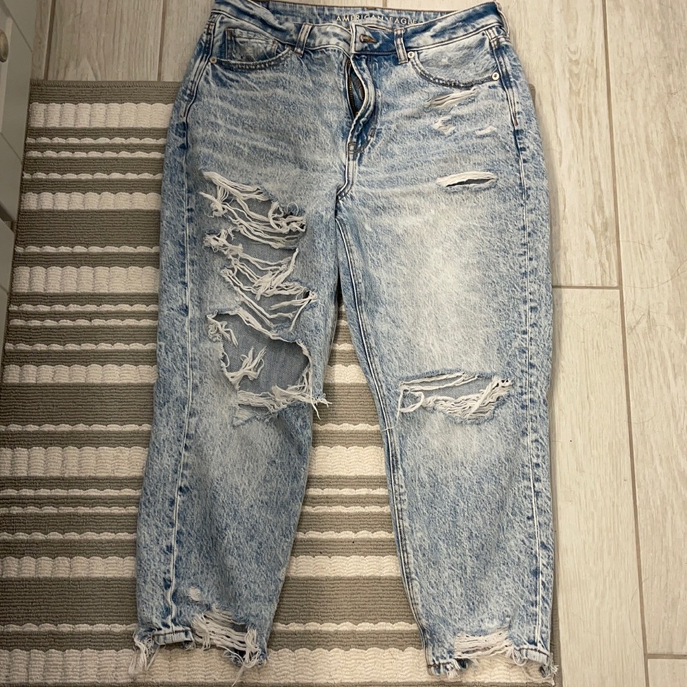 😊AE Distressed  Mom Jeans😊